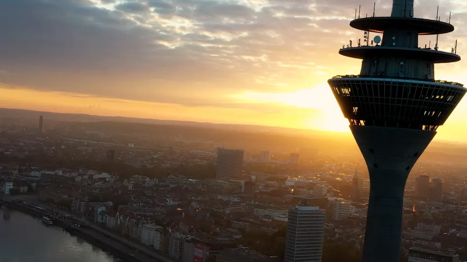 Rheinturm in Düsseldorf bei Sonnenaufgang über der Stadt