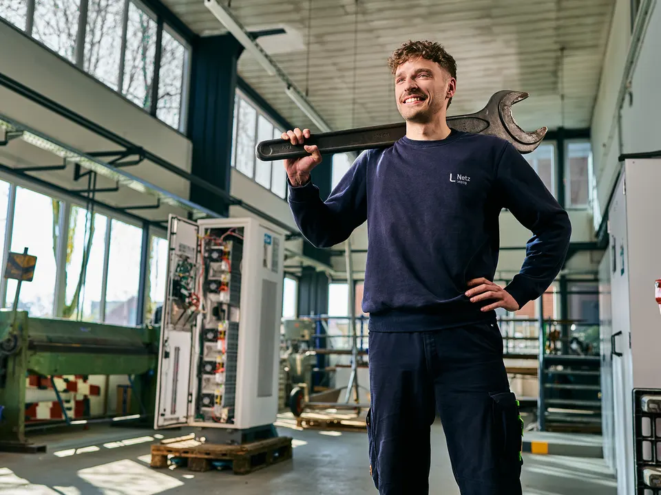 Mitarbeiter mit großem Schraubenschlüssel in einer Werkstatt beim Employer-Branding-Shooting