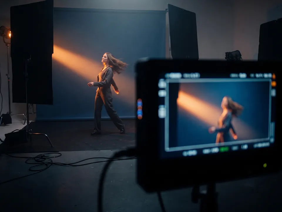 Tänzerin im Studio, im Vordergrund der Kameramonitor beim Werbefilm-Dreh