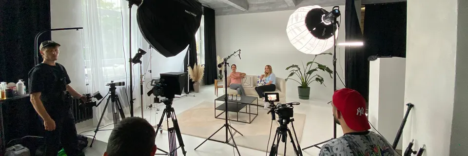 Studio-Setup mit Licht und Kameras für eine Interviewproduktion