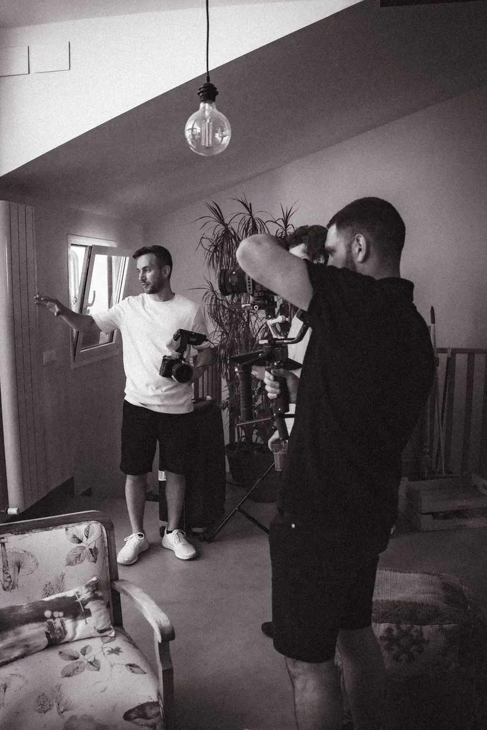 Fotograf bei einem Shooting in einem Altbau, Schwarzweiß