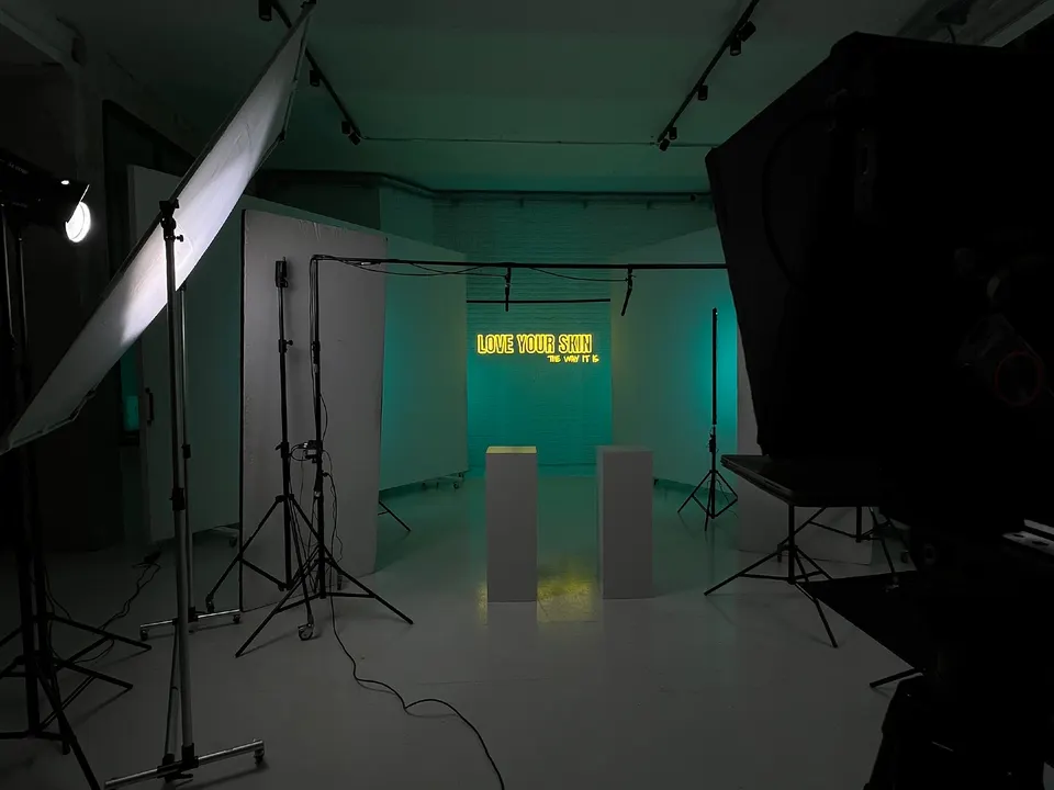Filmstudio mit grün beleuchteter Hohlkehle und Lichttechnik