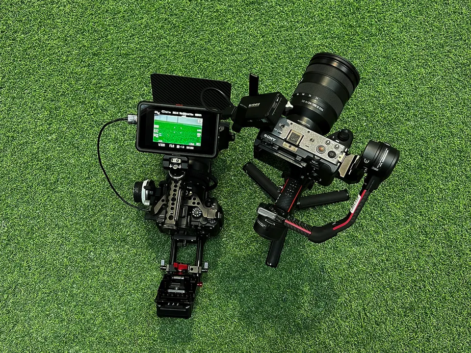 Kinokamera auf einem Gimbal, von oben fotografiert auf Kunstrasen